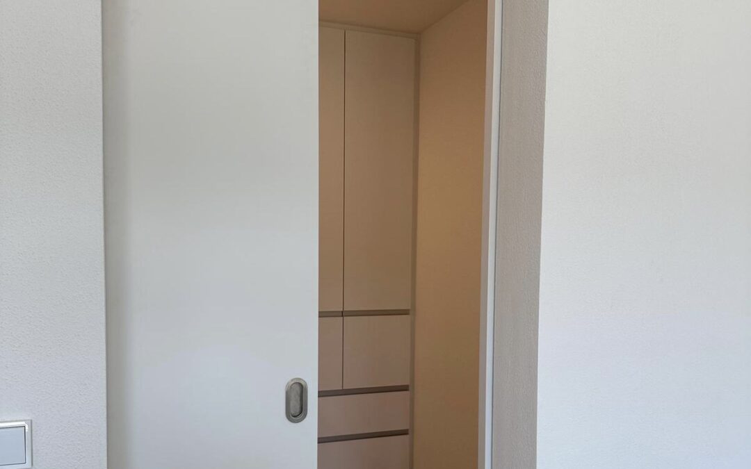 Schiebetüre in begehbaren Kleiderschrank