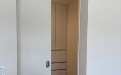 Schiebetüre in begehbaren Kleiderschrank