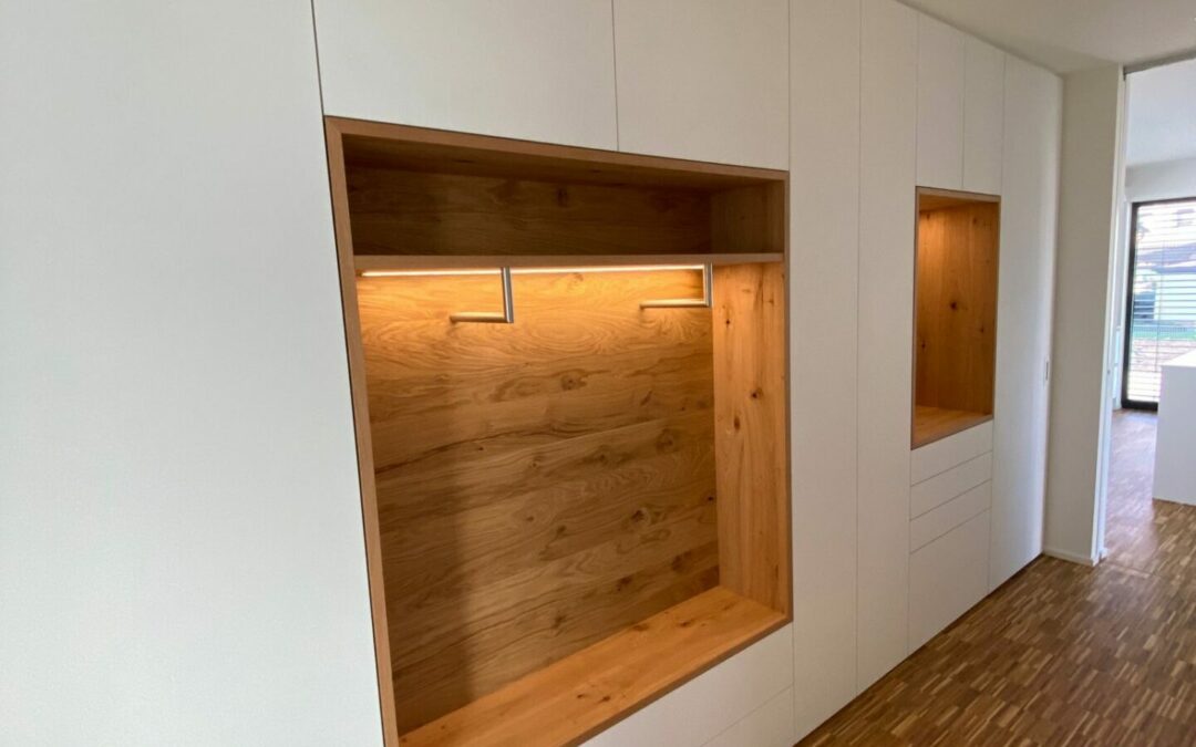 Großzügige Garderobe mit offener Nische