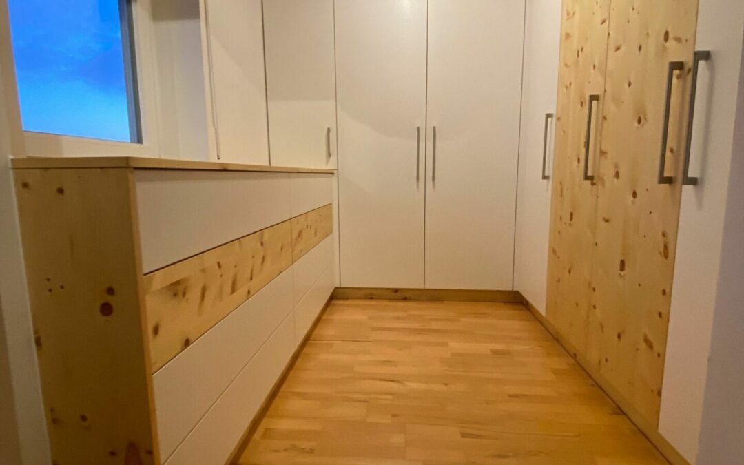 Kleiderschranklösung um kleinen Raum perfekt zu nutzen