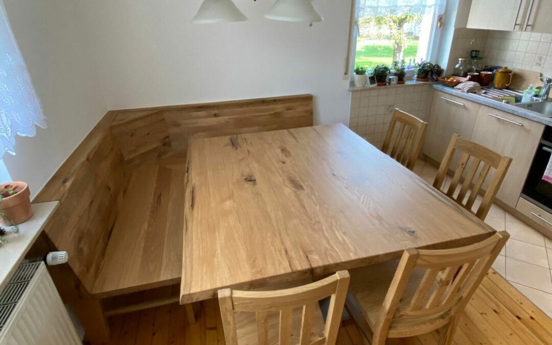 Gemütlicher Essbereich in Wildeiche massiv mit Eckbank auf Maß