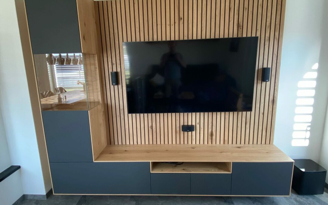Moderne Wohnwand mit Lamellenpaneel