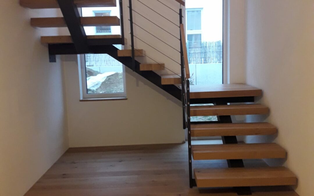 Moderne Mittelholmtreppe in Eiche