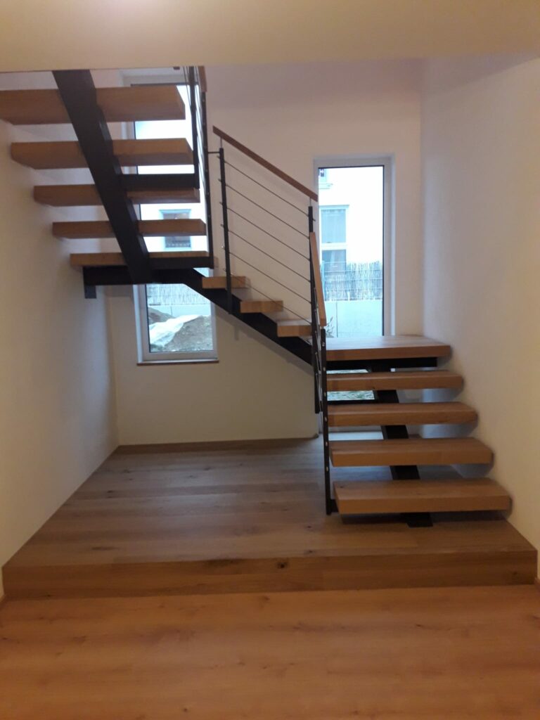 Moderne Mittelholmtreppe in Eiche