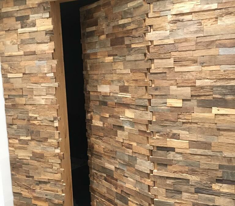 Individuelle Wandverkleidung mit integrierter „Geheimtüre“